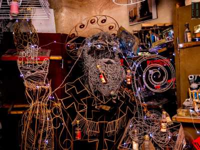 L�artista ci mostra la sua opera di pi� difficile realizzazione: la statua di San Nicola alta due metri, i cui fili di ferro si confondono...